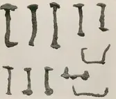 Fynd från båtgrav från vendeltid, i Nabberör.

Nitar m.m. till båten.