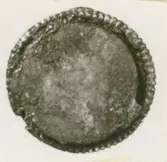 Beslag till remtyg?
Pressbleck av brons. Fornfynd från båtgrav.