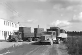 Pannor klar för leverans
Swendsén o Wikström Värmepannefabrik på Brynäs. Företaget köptes upp 1955 av Svenska Järnvägsverkstad och fick namnet ASJ-PARCA. Gustaf Ehlins åkeri transporterar åt ASJ-Parca.
