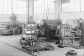 Svarvning i verkstaden, den 13 februari 1958
Swendsén o Wikström Värmepannefabrik på Brynäs. Företaget köptes upp av Svenska Järnvägsverkstad och fick 1955 namnet ASJ-PARCA.


