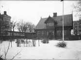 Buregården. Uppförd år 1880. Från början kontor åt Stadsarkitekten
Alfred Hedin. Ägdes sedan av C. A. Elfström (Elfströms Tekniska AB) Övertogs av Staffans Församling 1957, fick namnet Buregården, som kom av att skeppare Bures vret låg på platsen.
