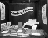 Hedmans Bokhandel. Skyltfönstertemat är 