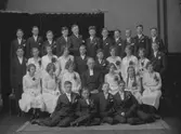 Pastor Sture Wiklund med konfirmandgrupp år 1931

