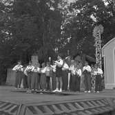 Furuviksparken invigdes 1936

1950 var ett år då Furuviksparken investerade kraftigt.

Folkdanslaget Furuviks Ungdomslag och Barnkabarén blev Furuviksbarnen
















