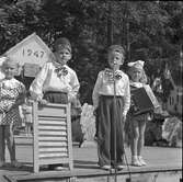 Furuvik

Furuviksparken invigdes pingstdagen 1936. Folkdanslaget Furuviks Ungdomslag och Barnkabarén blev Furuviksbarnen.

Några barn spelar dragspel och tvättbräda










