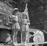 Furuvik

Furuviksparken invigdes pingstdagen 1936. Folkdanslaget Furuviks Ungdomslag och Barnkabarén blev Furuviksbarnen.

Två flickor sjunger










