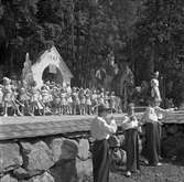 Furuvik

Furuviksparken invigdes pingstdagen 1936.
Folkdanslaget Furuviks Ungdomslag och Barnkabarén blev Furuviksbarnen.












