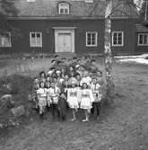 Furuviksparken invigdes pingstdagen 1936.

Folkdanslaget Furuviks Ungdomslag och Barnkabarén blev Furuviksbarnen.









