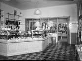 Edvard Lindbloms Livsmedel; hörnet av Norra Kungsgatan /Drottninggatan. Butiken flyttades in i lokalerna 1922. Var en välsorterad livsmedelsaffär med egen charkuteriavdelning.


