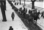 Kortege med folk och hästar vid Tolvfors
