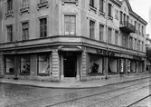 Myhras - Meeths i hörnet Norra Kopparslagargatan och Östra Nygatan.
Skyltfönster, 1 september 1939.