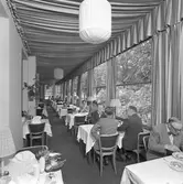 Hotell Baltic byggdes 1926 och invigdes 1927. Hade 40 gästrum, restaurang och en festvåning där landstinget i många år höll sina sammmanträden. I hörnet mot Drottninggatan fanns bakfickan Briggen. För gästerna fanns garage och en egen bensinstation.
Restaurang, den 11 juli 1957


