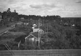 Bäckebro koloni
Anlades 1928. Av markägaren, kanslirådet Söderhielm på Tolvfors bruk, kolonisterna fick själva arrendera sina lotter. En egen förening, bildad 1937, arrenderade marken och övertog skötseln av området.