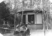 Kiosken i Boulognerskogen på 1890-talet. Boulognerskogen kom till år 1865 då Stadsträdgården förlängdes mot Kroknäs hage, som hade tillhört ett prästboställe. Där spelades krocket och tränades cykelåkning på 