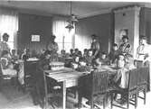 Gävle Arbetsstuga för barn inrättades 1902 av Gefle Fruntimmersförening. Reproduktion av Carl Larsson

