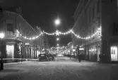 Drottninggatan i belysning

8 december 1937

