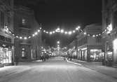 Drottninggatan i belysning

8 december 1937
