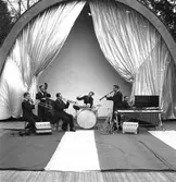 Furuviksparken invigdes 1936

Orkester på scen

Folkdanslaget Furuviks Ungdomslag och
Barnkabarén blev Furuviksbarnen













