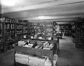 Glas & Porslin
Lorentz Carlsson
interiör av källarvåning

25 september 1937