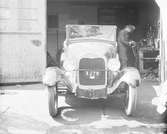Gävle Bilförsäljning, Södra Centralgatan 13.
Reparation av trasig bil, en A-Ford 1928-1929.