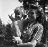 Fru Zedrén med barnen på landet. Juli 1947. Beställt av direktör Rolf Zedrén.