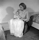 Baby fotograferad i bostaden. December 1947. Fru Ekman sonhustru.