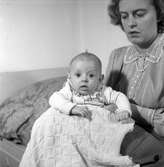 Baby fotograferad i bostaden. December 1947. Fru Ekman sonhustru.