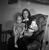 Fru Söderhjelm och barnen på Tolvfors. 14 december 1947.