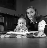 Fru Söderhjelm och barnen på Tolvfors. 14 december 1947.