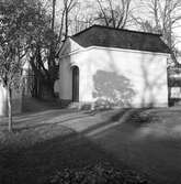 Brändströmska gravkapellet uppfört mellan 1774 - 1789 och är placerad vid Gävle Heliga Trefaldighet kyrka. Foto år 1947.