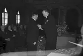 Stadsfullmäktige medaljutdelning. 1948. Första sammanträdet i nya lokaler på stadshuset. Reportage för olika tidningar.