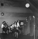 Sandviksflickorna i studion. Februari 1948.