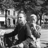 Två pojkar i stan. 1948. Reportage för Arbetarbladet.