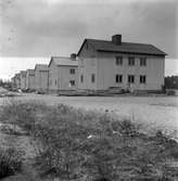 Byggnadsbilder från Strömsbrovägen 81-69 (81 närmast kameran). Från hörnet vid Storgatan, mot väster.
Reportage för Gefle Dagblad 1948.