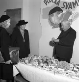 Konsum Alfas svamputställning och information av svampexperten Fabrikör Eric Svensson., ca 1945.