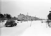 HSB. 1945. HSB en kooperativ bostadsrörelse i Sverige, landets största bostadskooperation för bosparande, planering, finansiering, byggande och förvaltning. Stod tidigare för Hyresgästernas sparkasse-och byggnads-förening, numera används enbart förkortningen. Den första föreningen bildades den 6 juli 1923 i bostads-nödens Stockholm. HSB-föreningarna är sammanslutna till HSB Riksförbund, bildat 1924 på initiativ av arkitekten Sven Wallander. HSB var banbrytande inom en lång rad områden. Bl.a de första daghemmen och de första sopnedkasten. HSB var banbrytande i utvecklingen av boendet. Redan på 1920-talet byggde HSB bostäder med badrum i varje lägenhet och gemensamma tvättstugor med moderna maskiner. För att rationalisera och minska byggkostnaderna infördes en särskild HSB-standard som fick stå modell för svensk standardisering av byggandet. Under efterkrigstiden utvecklade HSB en rad egna industriverksamheter som t. ex ett stenbrott för brytning av marmor i Kolmården och flera snickerifabriker. Dessa verksamheter avvecklades under 1980-talet. Fram till slutet av 1970-talet bedrev HSB småhusproduktion genom Borohus AB och man hade ett eget byggföretag, HSB Bygg AB, som avvecklades i slutet av 1990-talet samt ett vårdföretag Grannskapsservice AB som även det avvecklades i slutet av 1990-talet. HSB Bank som avlöste den gamla sparkassan bildades 1997 och såldes 2002. Bosparandet i HSB förvaltas numera av Swedbank.

