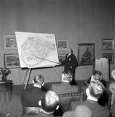 Stadsdirektör Camitz håller föredrag på museet. 1945.