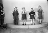 Fotografering av barnkläder. 1945.