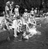 Stenebergsparken på Brynäs, lekande barn. 17 juli 1945.