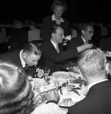 SEEFAB Sandviken 1895-1945 firar 50-års jubileum med middag. Juni 1945. SEE Fabriks Aktiebolag tillverkar olika slags stålrör. SEEFAB upptog bågtillverkning och fortsatte med stålrörspilar. Jämsides med dessa sportartiklar framställer fabriken hoppstavar, hoppribbor, spjut, flugspön, golfklubbor och hästpoloklubbor alla av välkänd kvalitet och väl lämpade för export. År 1945 har SEEFAB cirka 700 anställda.