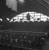 SEEFAB Sandviken 1895-1945 firar 50-års jubileum med middag. Juni 1945. SEE Fabriks Aktiebolag tillverkar olika slags stålrör. SEEFAB upptog bågtillverkning och fortsatte med stålrörspilar. Jämsides med dessa sportartiklar framställer fabriken hoppstavar, hoppribbor, spjut, flugspön, golfklubbor och hästpoloklubbor alla av välkänd kvalitet och väl lämpade för export. År 1945 har SEEFAB cirka 700 anställda..
