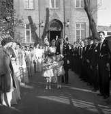 Brudparet Sundberg och Öberg, utanför kyrkan.        Juni 1945.