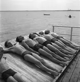 Konsumbadet. Juni 1945. 1940 köpte Konsum Alfa sommarhemmet Miramare på Norrlandet, och det kom  att heta Konsumbadet. Där hölls simskola och till hållplats 24 gick bussar för badsugna Gävlebor. Badet kallas numera Brädviken eftersom vindsurfare håller till där.
