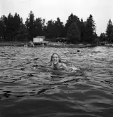 Konsumbadet. Juni 1945. 1940 köpte Konsum Alfa sommarhemmet Miramare på Norrlandet, och det kom  att heta Konsumbadet. Där hölls simskola och till hållplats 24 gick bussar för badsugna Gävlebor. Badet kallas numera Brädviken eftersom vindsurfare håller till där.
