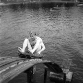 Konsumbadet. Juni 1945. 1940 köpte Konsum Alfa sommarhemmet Miramare på Norrlandet, och det kom  att heta Konsumbadet. Där hölls simskola och till hållplats 24 gick bussar för badsugna Gävlebor. Badet kallas numera Brädviken eftersom vindsurfare håller till där.
