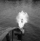 Konsumbadet. Juni 1945. 1940 köpte Konsum Alfa sommarhemmet Miramare på Norrlandet, och det kom  att heta Konsumbadet. Där hölls simskola och till hållplats 24 gick bussar för badsugna Gävlebor. Badet kallas numera Brädviken eftersom vindsurfare håller till där.
