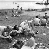 Konsumbadet. Juni 1945. 1940 köpte Konsum Alfa sommarhemmet Miramare på Norrlandet, och det kom  att heta Konsumbadet. Där hölls simskola och till hållplats 24 gick bussar för badsugna Gävlebor. Badet kallas numera Brädviken eftersom vindsurfare håller till där.
