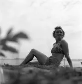 Konsumbadet. Juni 1945. 1940 köpte Konsum Alfa sommarhemmet Miramare på Norrlandet, och det kom  att heta Konsumbadet. Där hölls simskola och till hållplats 24 gick bussar för badsugna Gävlebor. Badet kallas numera Brädviken eftersom vindsurfare håller till där.
