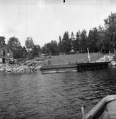 På Norrlandet etablerades pensionat och det första var Böna Hotell år 1897. Som byggdes samtidigt med havsbadet strax ovanför Böna brygga och arrenderades ut. Hotellet lades ner på 1930-talet, revs liksom badhuset 1945. Reportage för Norrlands-Posten.
