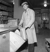 På Konsum Alfas lager, 1946. Reportage för Arbetarbladet.